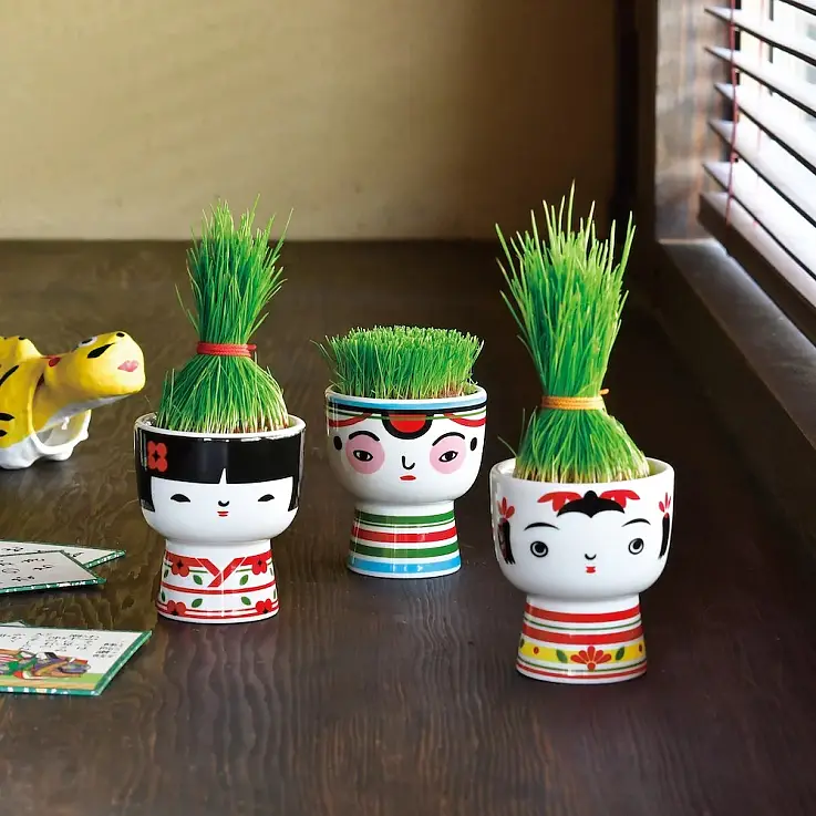 Mini vaso Kokeshi com kit de cultivo de relva