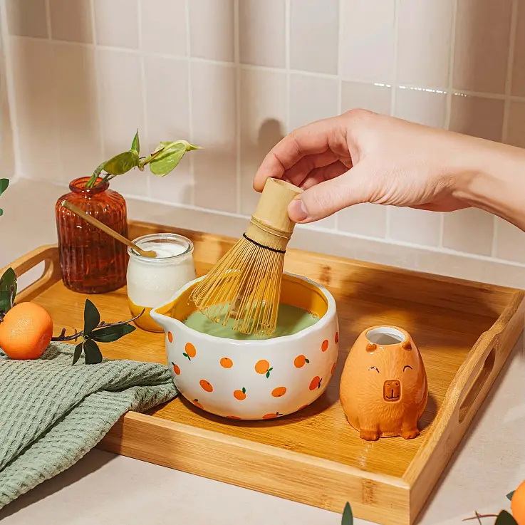 Conjunto de chá matcha com capivara