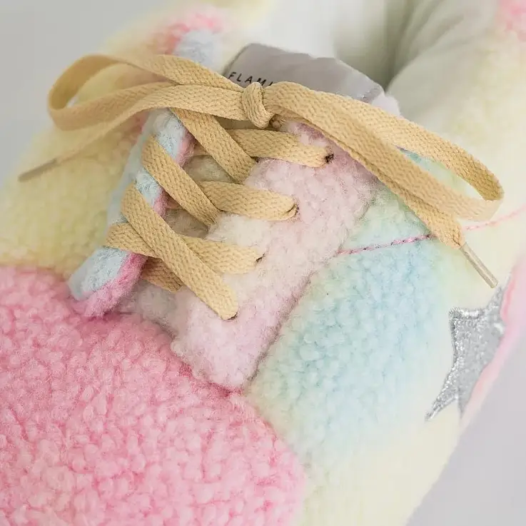 Com detalhes bordados